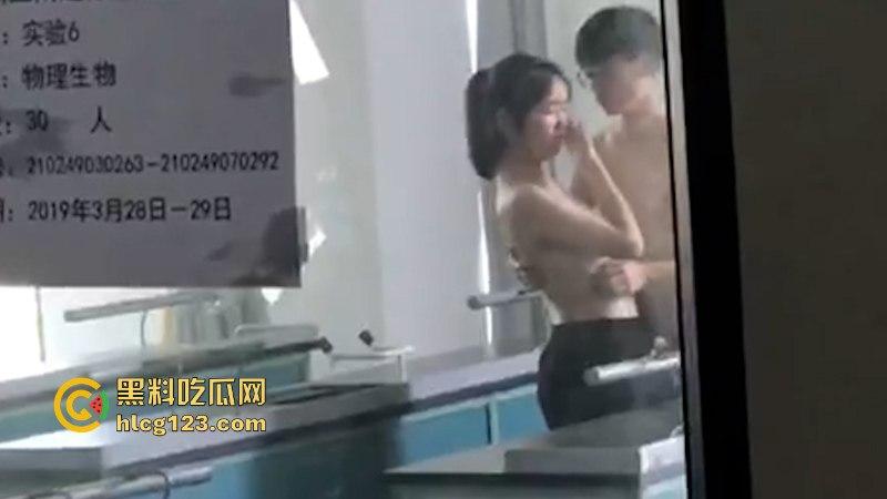 江苏工业大学302教室情侣教室做爱不雅视频曝光 双手趴桌给男友舔鸡 动作熟练不像第一次  第6张