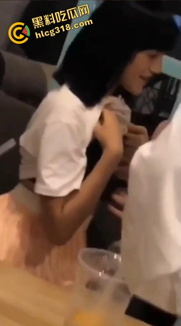 假期同学聚会，骚女现场主动强干男同学，反客为主男的被骑到脱力，男孩子一定要保护自己！  第11张