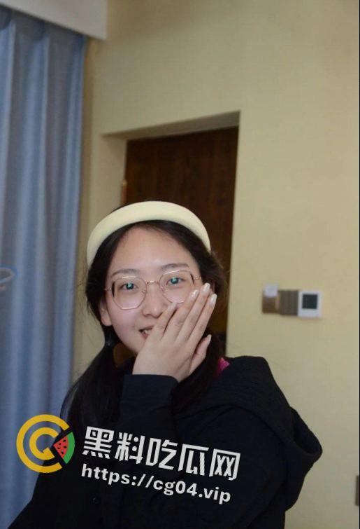 云南民族大学大一新生【赵梦颖】军训后就直接被学长拿下一血 前男友恋爱三年连个二垒都没上 不愧戴眼镜 就是闷骚  第1张