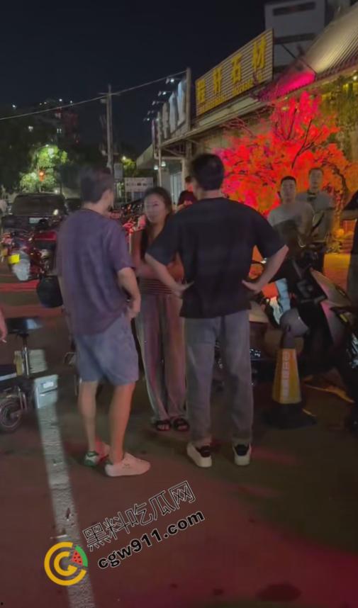 重庆破晓民谣酒馆门【吴继钰】出轨现场：婆媳联手捉奸，现场大乱斗，尖叫声阵阵，围观者疯狂拍照，醉酒男主角尴尬绝望！  第5张