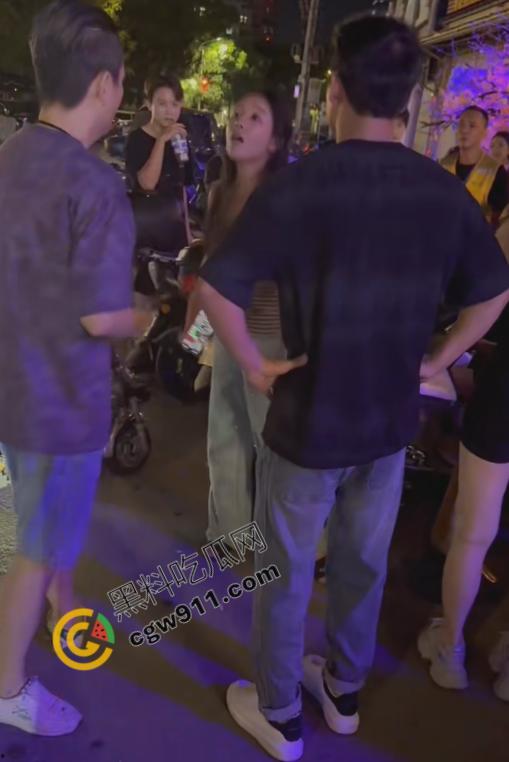 重庆破晓民谣酒馆门【吴继钰】出轨现场：婆媳联手捉奸，现场大乱斗，尖叫声阵阵，围观者疯狂拍照，醉酒男主角尴尬绝望！  第6张