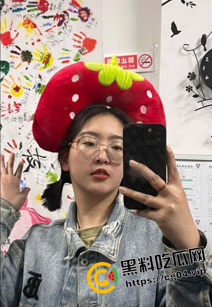 云南民族大学大一新生【赵梦颖】军训后就直接被学长拿下一血 前男友恋爱三年连个二垒都没上 不愧戴眼镜 就是闷骚  第3张