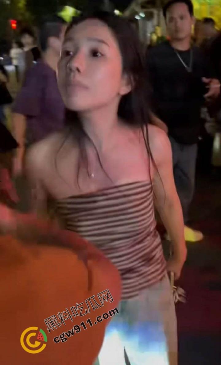 重庆破晓民谣酒馆门【吴继钰】出轨现场：婆媳联手捉奸，现场大乱斗，尖叫声阵阵，围观者疯狂拍照，醉酒男主角尴尬绝望！  第7张