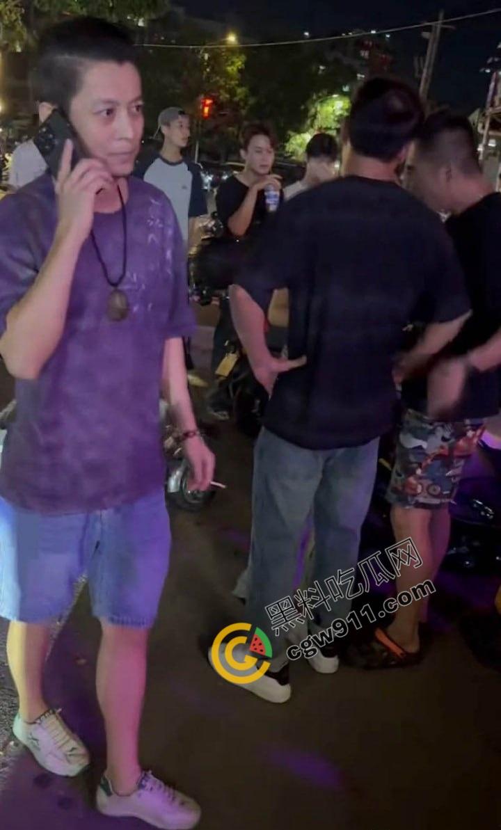 重庆破晓民谣酒馆门【吴继钰】出轨现场：婆媳联手捉奸，现场大乱斗，尖叫声阵阵，围观者疯狂拍照，醉酒男主角尴尬绝望！  第8张