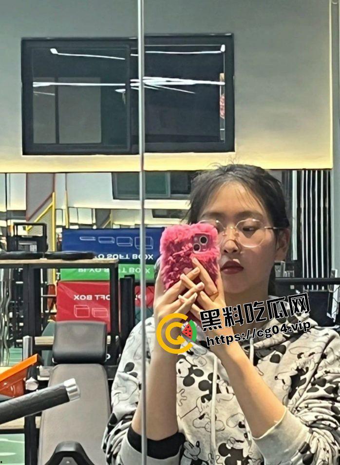 云南民族大学大一新生【赵梦颖】军训后就直接被学长拿下一血 前男友恋爱三年连个二垒都没上 不愧戴眼镜 就是闷骚  第4张