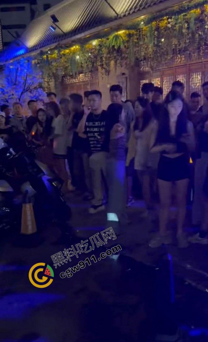 重庆破晓民谣酒馆门【吴继钰】出轨现场：婆媳联手捉奸，现场大乱斗，尖叫声阵阵，围观者疯狂拍照，醉酒男主角尴尬绝望！  第9张