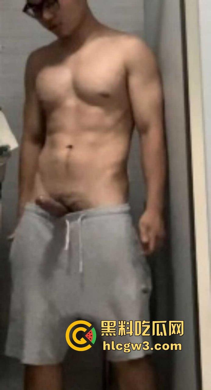 衡阳师范学院体育生 卢飒风 不靠撸只凭意淫就能射出浓浓精液 你这么强女朋友不得爽死啊！  第7张