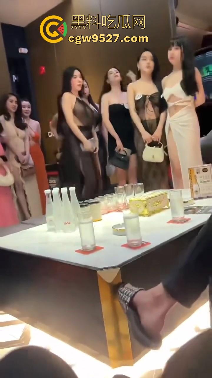 窥探天宫一角！各种极品女神排队等待挑选，巨乳翘臀点燃情欲，无套爆操，淫荡表情娇喘呻吟无比带感！  第2张