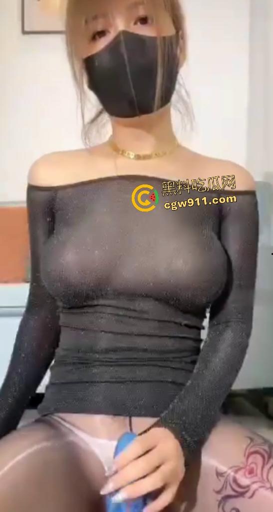 快手丝袜骚货【柚柚琪宝】黑丝诱惑，在家连体黑丝狂扭，肥臀坐假鸡巴却不插进去，诱惑粉丝勃起狂撸！  第7张