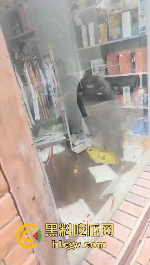 网友投稿浙江建德新安江惊现大野猪！早上9点横冲直撞，场面惊险万分！  第5张