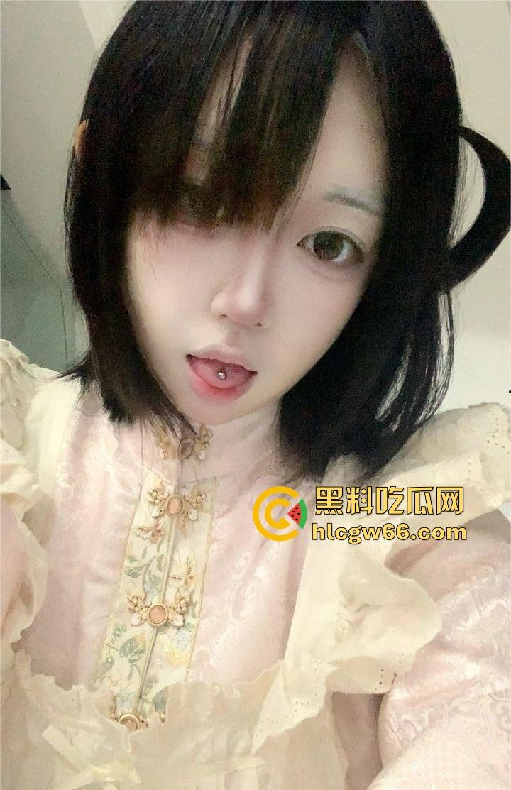 江苏无锡校园公交车【俞静雯】酷爱COS的骚母狗 天天被不同男人轮番内射 逼松得跟高速公路一样！  第1张