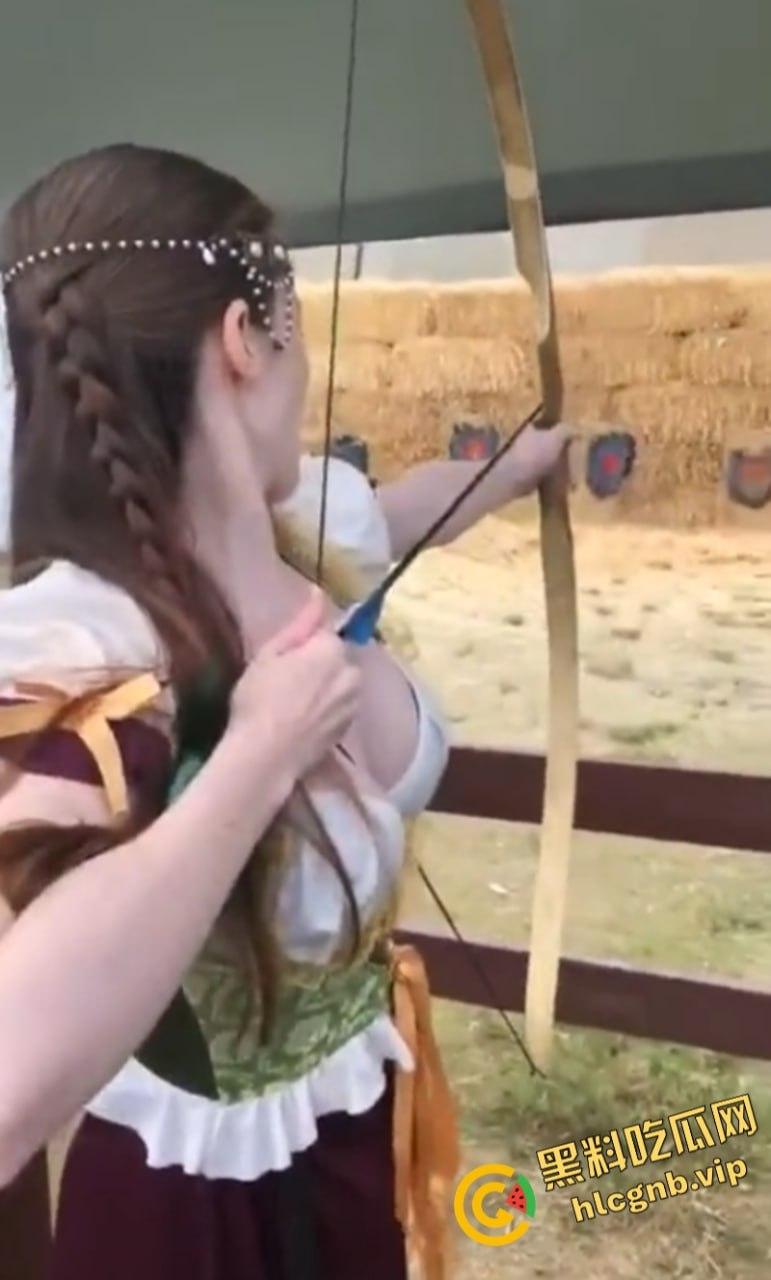 又见新“运动媛”引争议：明为射箭 实钓鱼？  第3张