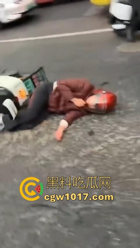江苏南京中央门立交桥轿车猛冲入人行道,接连撞翻多辆电动自行车,多名行人受伤倒地昏迷,又是报复社会吗? 第1张 江苏南京中央门立交桥轿车猛冲入人行道,接连撞翻多辆电动自行车,多名行人受伤倒地昏迷,又是报复社会吗? 第1张
