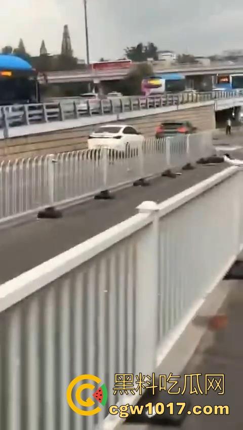 江苏南京中央门立交桥轿车猛冲入人行道,接连撞翻多辆电动自行车,多名行人受伤倒地昏迷,又是报复社会吗? 第2张 江苏南京中央门立交桥轿车猛冲入人行道,接连撞翻多辆电动自行车,多名行人受伤倒地昏迷,又是报复社会吗? 第2张