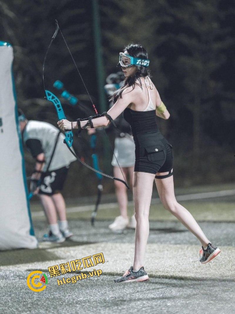 又见新“运动媛”引争议：明为射箭 实钓鱼？  第4张