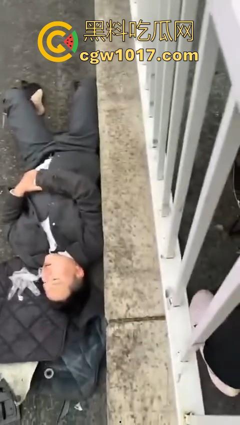 江苏南京中央门立交桥轿车猛冲入人行道,接连撞翻多辆电动自行车,多名行人受伤倒地昏迷,又是报复社会吗? 第3张 江苏南京中央门立交桥轿车猛冲入人行道,接连撞翻多辆电动自行车,多名行人受伤倒地昏迷,又是报复社会吗? 第3张