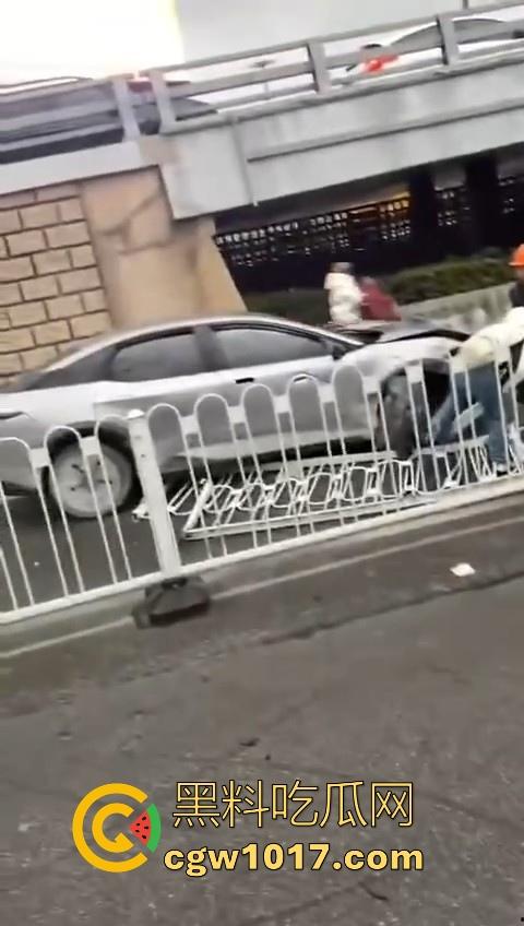 江苏南京中央门立交桥轿车猛冲入人行道,接连撞翻多辆电动自行车,多名行人受伤倒地昏迷,又是报复社会吗? 第4张 江苏南京中央门立交桥轿车猛冲入人行道,接连撞翻多辆电动自行车,多名行人受伤倒地昏迷,又是报复社会吗? 第4张