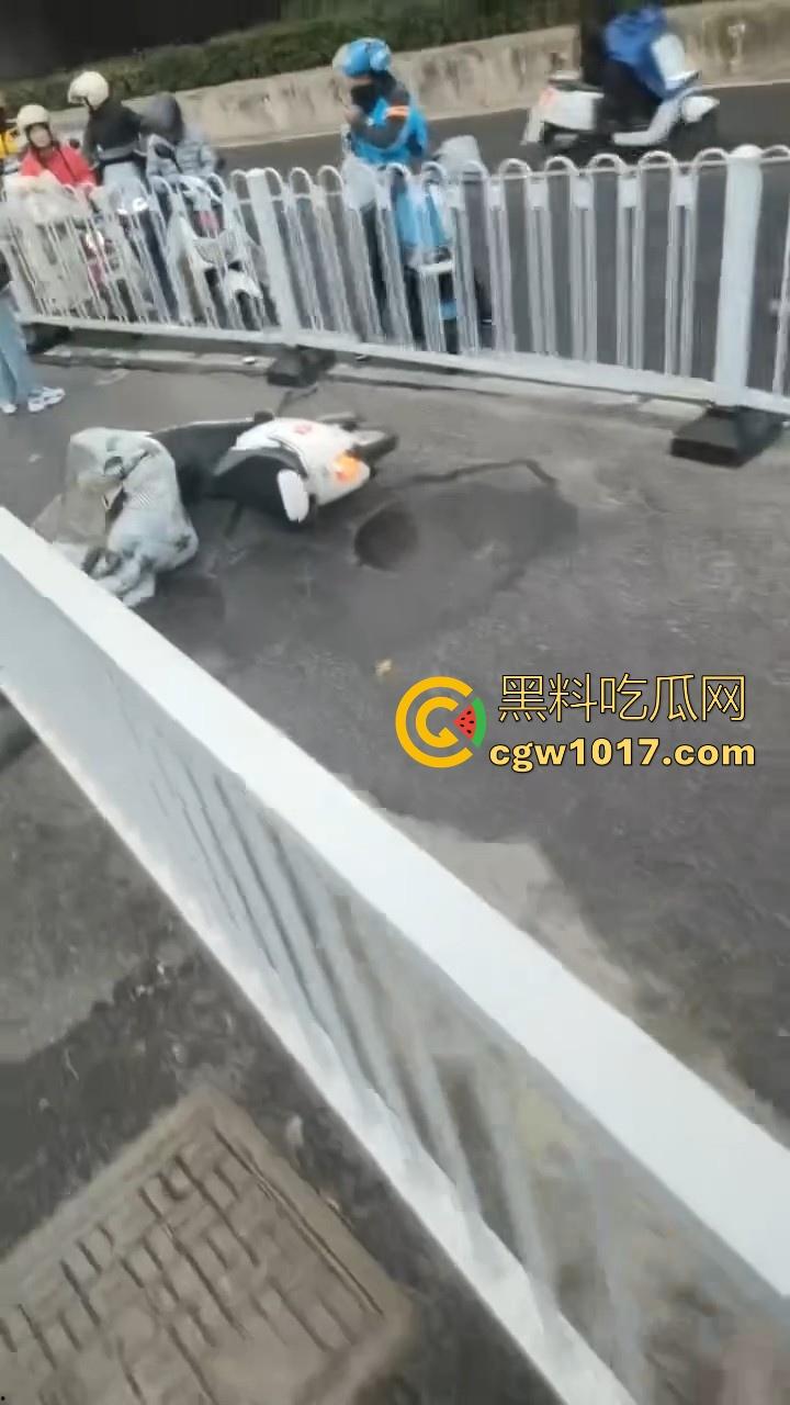 江苏南京中央门立交桥轿车猛冲入人行道,接连撞翻多辆电动自行车,多名行人受伤倒地昏迷,又是报复社会吗? 第5张 江苏南京中央门立交桥轿车猛冲入人行道,接连撞翻多辆电动自行车,多名行人受伤倒地昏迷,又是报复社会吗? 第5张