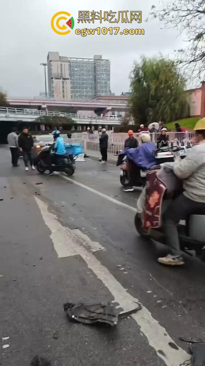 江苏南京中央门立交桥轿车猛冲入人行道,接连撞翻多辆电动自行车,多名行人受伤倒地昏迷,又是报复社会吗? 第6张 江苏南京中央门立交桥轿车猛冲入人行道,接连撞翻多辆电动自行车,多名行人受伤倒地昏迷,又是报复社会吗? 第6张