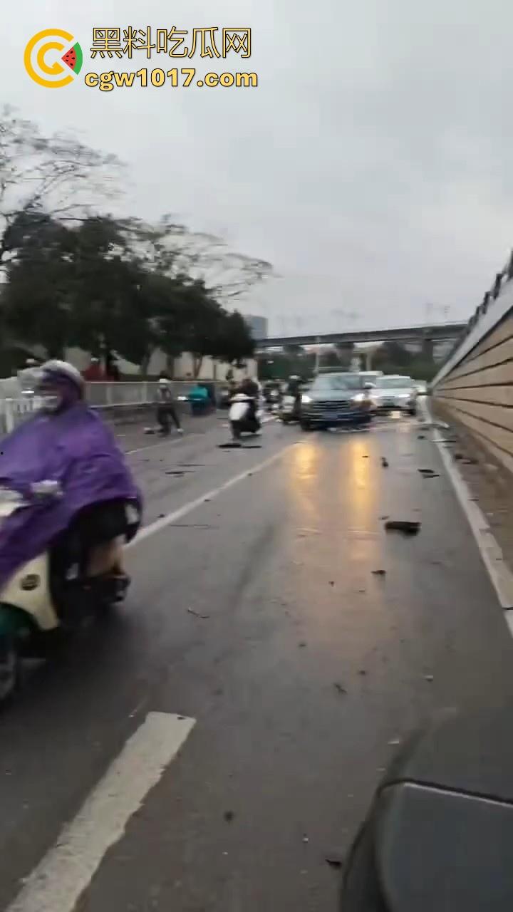 江苏南京中央门立交桥轿车猛冲入人行道,接连撞翻多辆电动自行车,多名行人受伤倒地昏迷,又是报复社会吗? 第7张 江苏南京中央门立交桥轿车猛冲入人行道,接连撞翻多辆电动自行车,多名行人受伤倒地昏迷,又是报复社会吗? 第7张