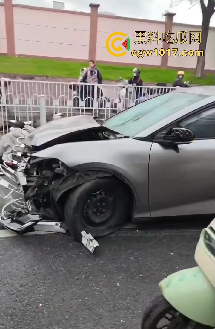 江苏南京中央门立交桥轿车猛冲入人行道,接连撞翻多辆电动自行车,多名行人受伤倒地昏迷,又是报复社会吗? 第8张 江苏南京中央门立交桥轿车猛冲入人行道,接连撞翻多辆电动自行车,多名行人受伤倒地昏迷,又是报复社会吗? 第8张