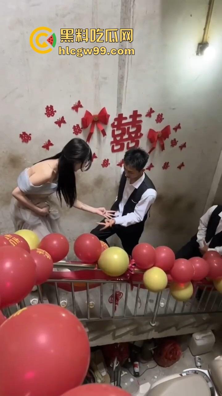 广西老表结婚，伴娘拦路奶子太犯规，伴郎不闯关就算了，光盯着人家胸看，感觉不错想再办一场？  第1张