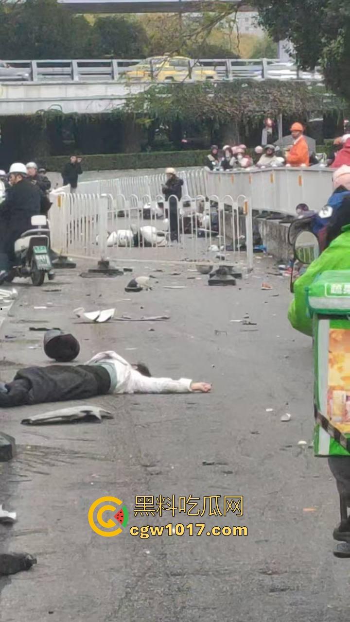 江苏南京中央门立交桥轿车猛冲入人行道,接连撞翻多辆电动自行车,多名行人受伤倒地昏迷,又是报复社会吗? 第9张 江苏南京中央门立交桥轿车猛冲入人行道,接连撞翻多辆电动自行车,多名行人受伤倒地昏迷,又是报复社会吗? 第9张