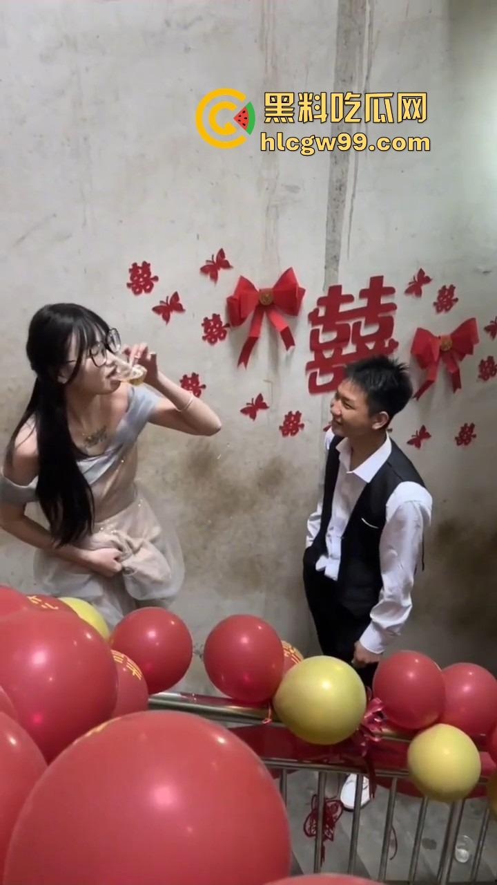 广西老表结婚，伴娘拦路奶子太犯规，伴郎不闯关就算了，光盯着人家胸看，感觉不错想再办一场？  第2张