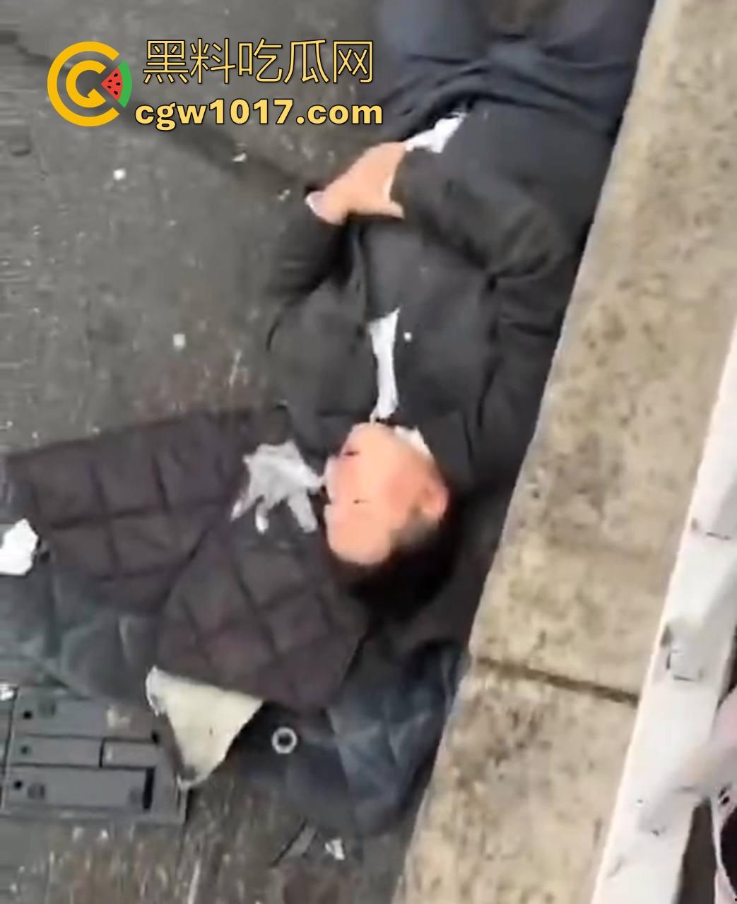 江苏南京中央门立交桥轿车猛冲入人行道,接连撞翻多辆电动自行车,多名行人受伤倒地昏迷,又是报复社会吗? 第10张 江苏南京中央门立交桥轿车猛冲入人行道,接连撞翻多辆电动自行车,多名行人受伤倒地昏迷,又是报复社会吗? 第10张