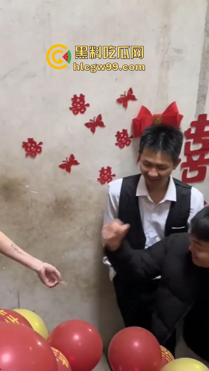 广西老表结婚，伴娘拦路奶子太犯规，伴郎不闯关就算了，光盯着人家胸看，感觉不错想再办一场？  第5张