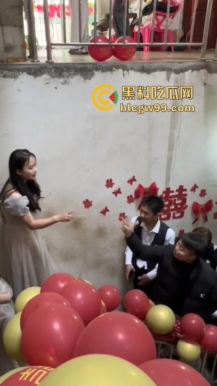 广西老表结婚，伴娘拦路奶子太犯规，伴郎不闯关就算了，光盯着人家胸看，感觉不错想再办一场？  第7张