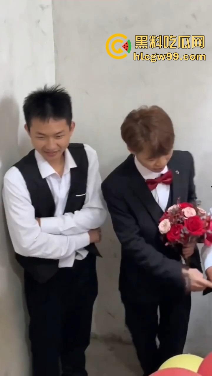 广西老表结婚，伴娘拦路奶子太犯规，伴郎不闯关就算了，光盯着人家胸看，感觉不错想再办一场？  第9张