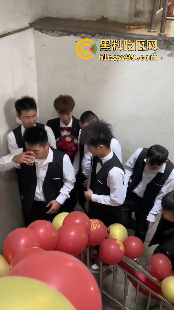 广西老表结婚，伴娘拦路奶子太犯规，伴郎不闯关就算了，光盯着人家胸看，感觉不错想再办一场？  第10张