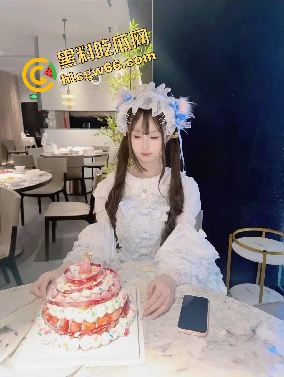 粉嫩馒头逼撑开两根黄瓜，极品白虎嫩妹自拍自慰流出，屁眼小穴齐开花，呻吟像在撒娇要操！  第1张