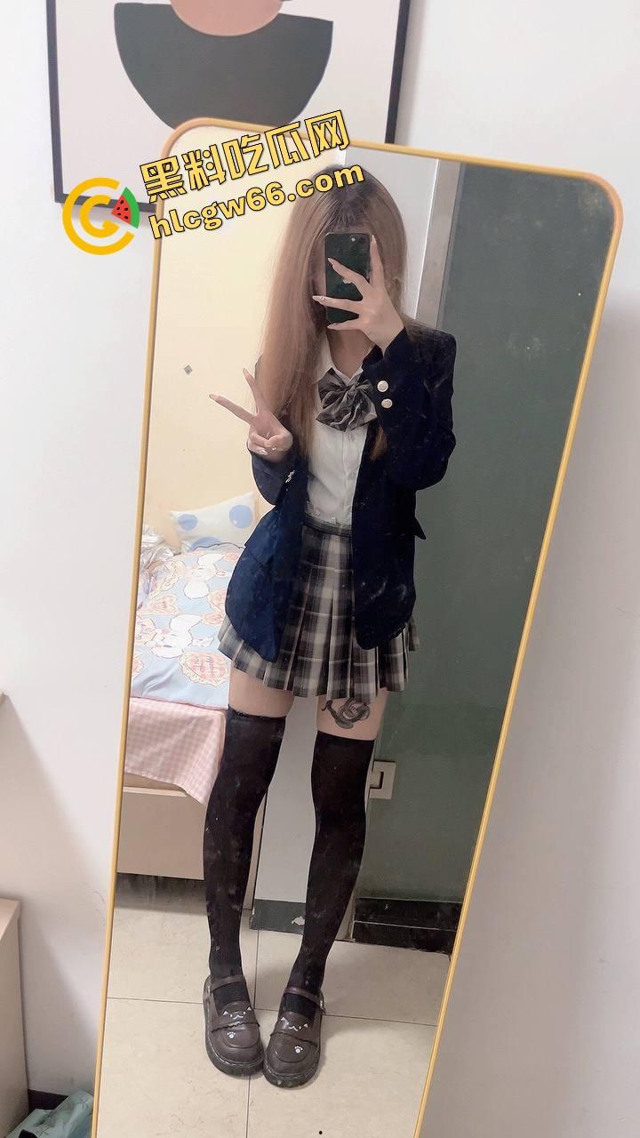 粉嫩馒头逼撑开两根黄瓜，极品白虎嫩妹自拍自慰流出，屁眼小穴齐开花，呻吟像在撒娇要操！  第3张