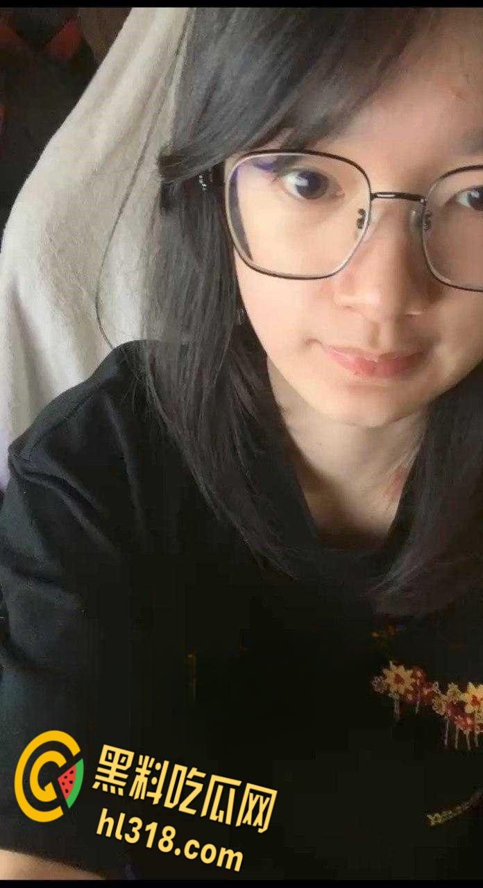 超嫩眼镜学生妹,樱桃小嘴里含着酸奶,渴望着男友的精液,开档黑丝翘着屁股,尽显粉嫩白虎小穴 ! 第1张 超嫩眼镜学生妹,樱桃小嘴里含着酸奶,渴望着男友的精液,开档黑丝翘着屁股,尽显粉嫩白虎小穴 ! 第1张