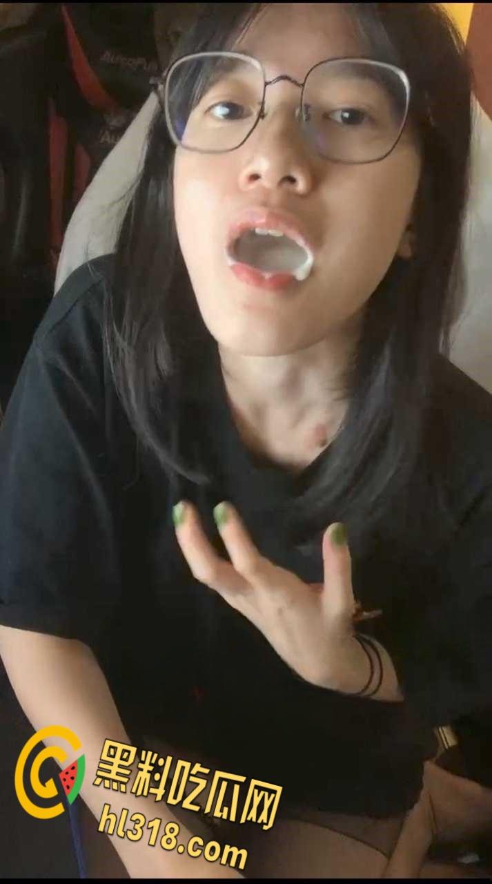 超嫩眼镜学生妹,樱桃小嘴里含着酸奶,渴望着男友的精液,开档黑丝翘着屁股,尽显粉嫩白虎小穴 ! 第2张 超嫩眼镜学生妹,樱桃小嘴里含着酸奶,渴望着男友的精液,开档黑丝翘着屁股,尽显粉嫩白虎小穴 ! 第2张