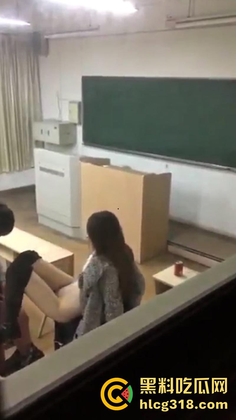 浙江大学美女助教，教室偷情眼镜学生，据说小伙妈妈是学校教授，不过这妹子身材是真赞啊！  第2张