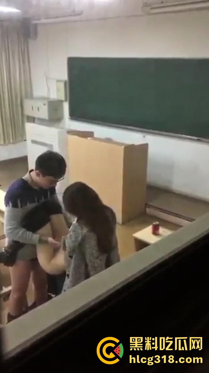 浙江大学美女助教，教室偷情眼镜学生，据说小伙妈妈是学校教授，不过这妹子身材是真赞啊！  第3张