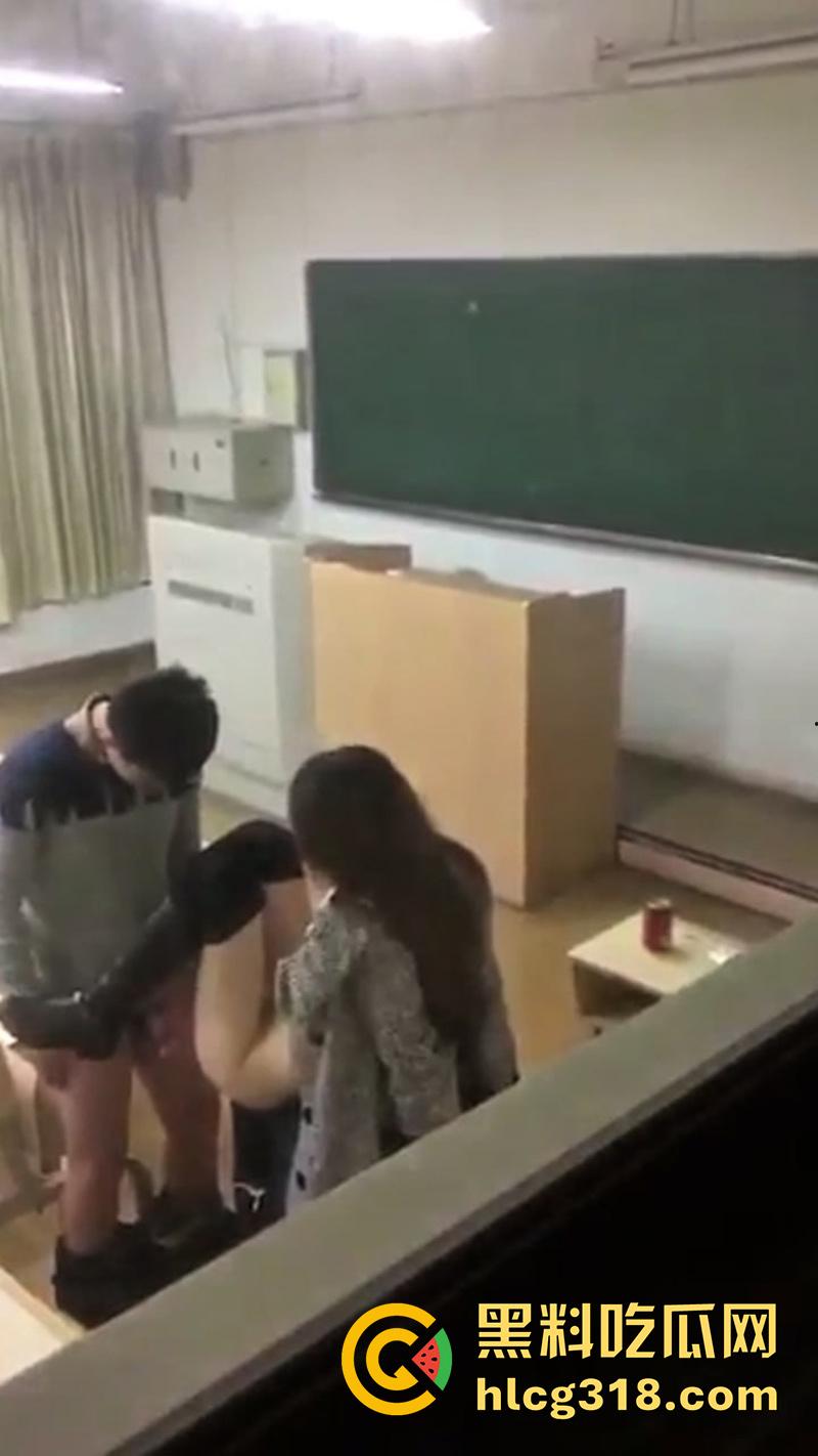 浙江大学美女助教，教室偷情眼镜学生，据说小伙妈妈是学校教授，不过这妹子身材是真赞啊！  第5张