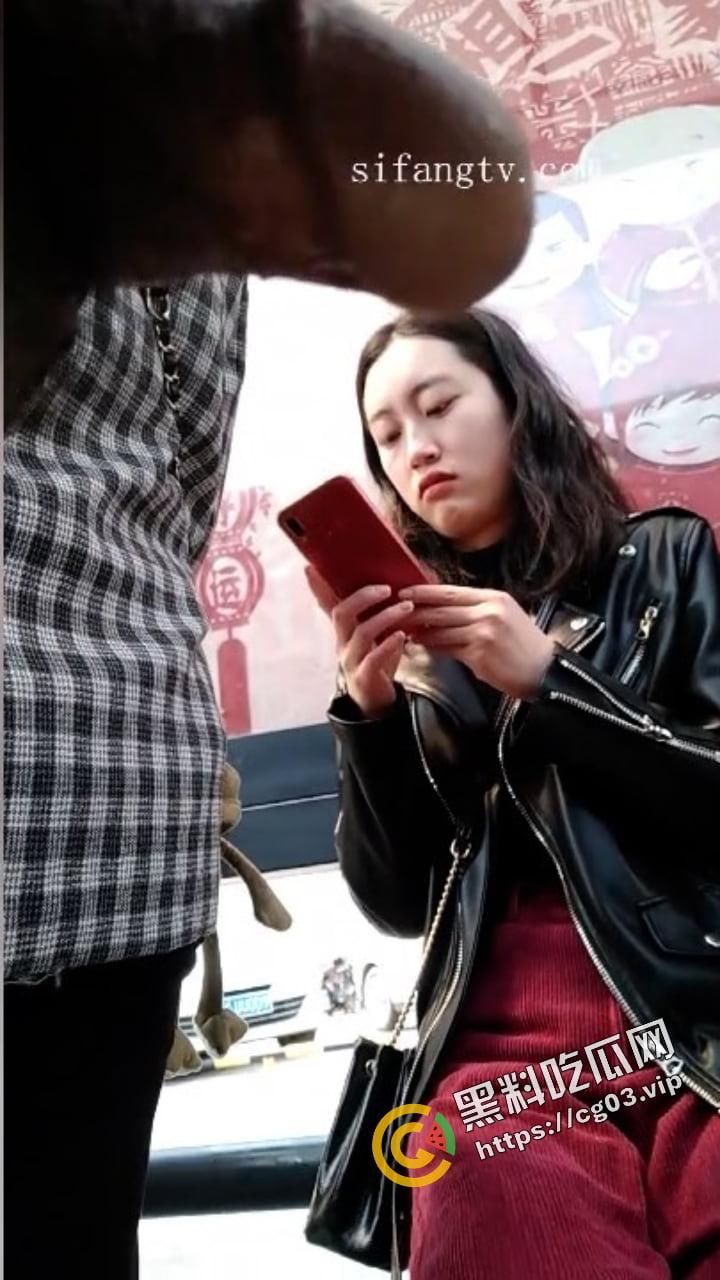 国产大变态 街射篇 速射通关达人 【黑虎】专场 专门挑街头的年轻路人妹子露屌  又收获一波表情包 （四） 第3张