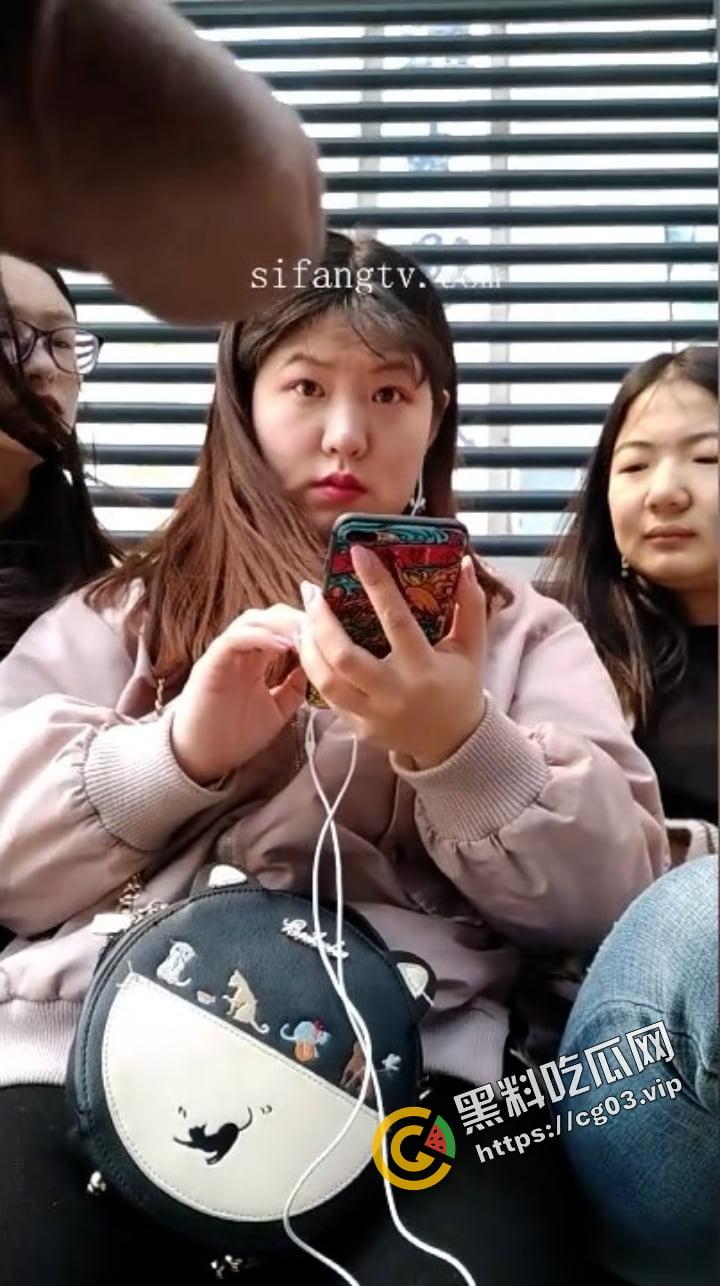 国产大变态 街射篇 速射通关达人 【黑虎】专场 专门挑街头的年轻路人妹子露屌  又收获一波表情包 （四） 第4张