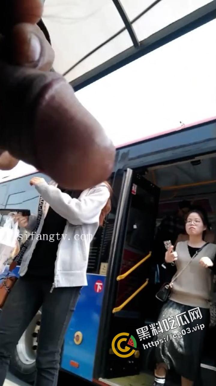 国产大变态 街射篇 速射通关达人 【黑虎】专场 专门挑街头的年轻路人妹子露屌  又收获一波表情包 （四） 第5张