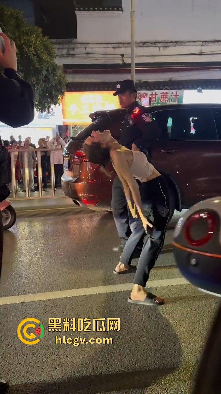 桂林阳朔一女子大马路上失恋大吼！公交车都不敢过，真把自己当西街美景展示了？  第3张