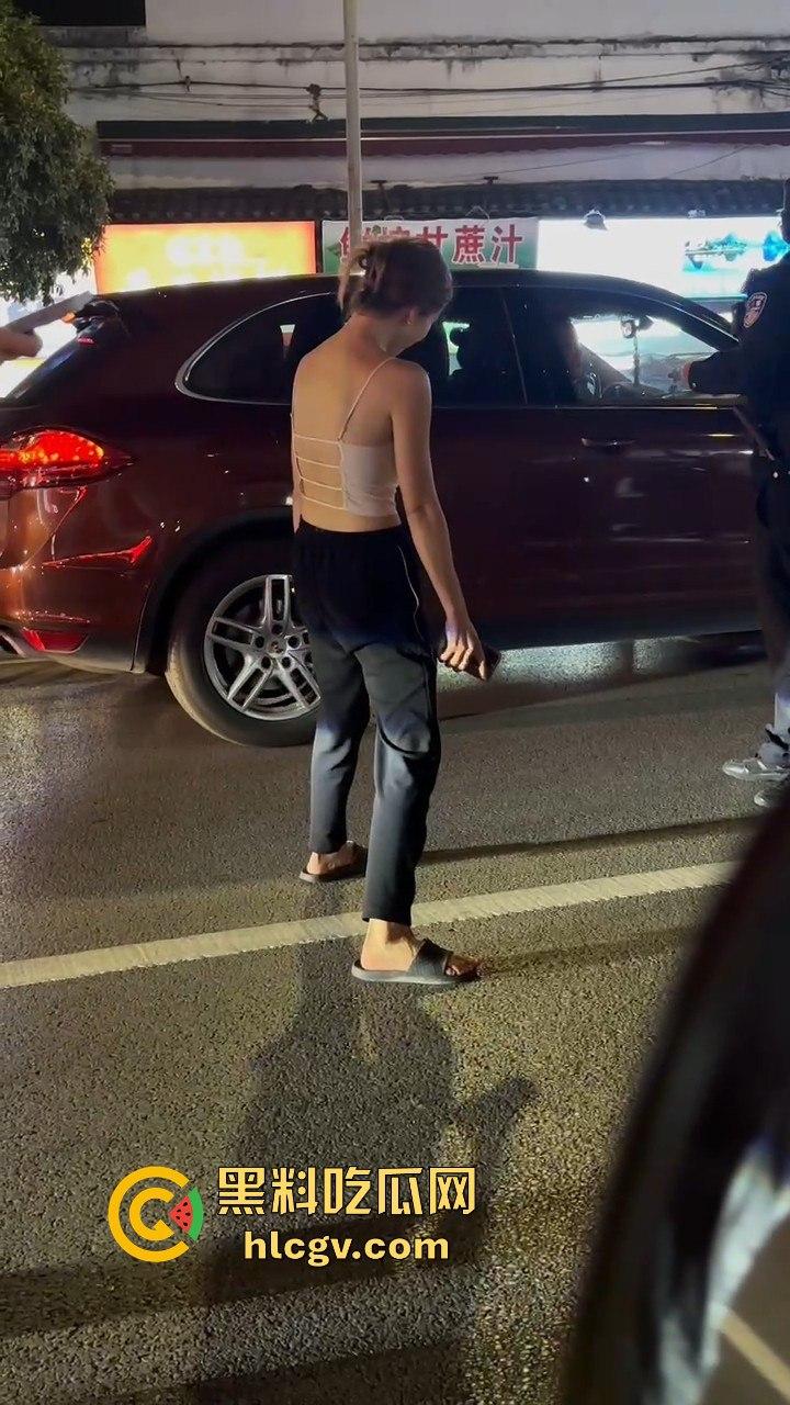 桂林阳朔一女子大马路上失恋大吼！公交车都不敢过，真把自己当西街美景展示了？  第4张