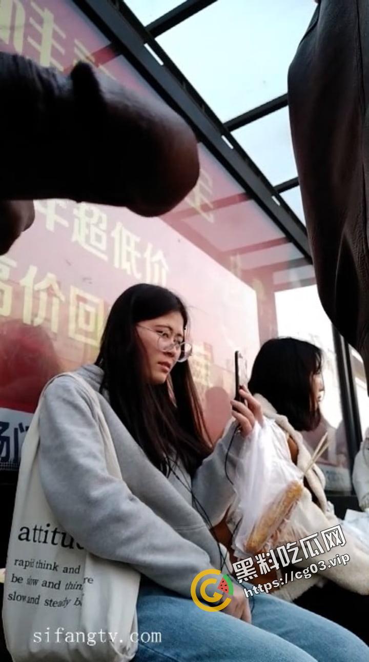 国产大变态 街射篇 速射通关达人 【黑虎】专场 专门挑街头的年轻路人妹子露屌  又收获一波表情包 （四） 第14张