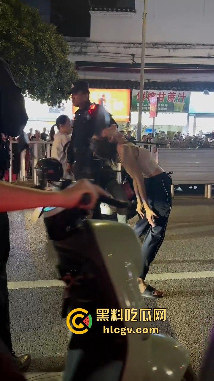 桂林阳朔一女子大马路上失恋大吼！公交车都不敢过，真把自己当西街美景展示了？  第5张