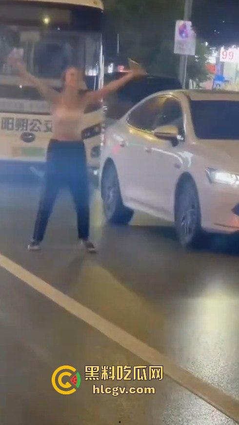 桂林阳朔一女子大马路上失恋大吼！公交车都不敢过，真把自己当西街美景展示了？  第6张