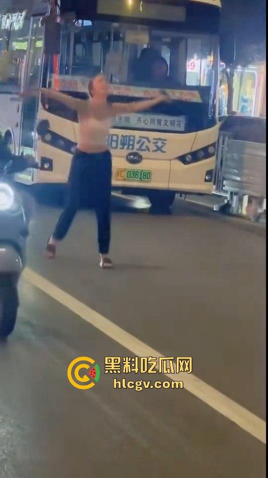 桂林阳朔一女子大马路上失恋大吼！公交车都不敢过，真把自己当西街美景展示了？  第7张
