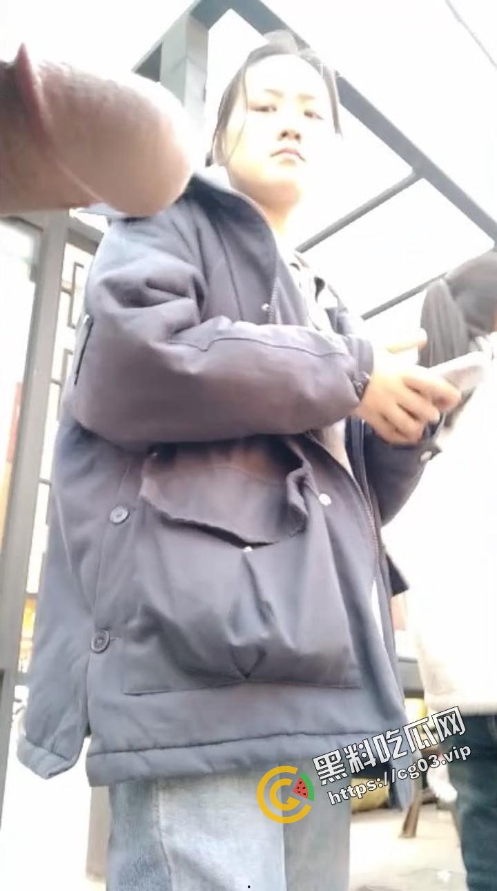 国产大变态 街射篇 速射通关达人 【黑虎】专场 专门挑街头的年轻路人妹子露屌  又收获一波表情包 （四） 第17张